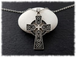 Pendentif Croix celtique avec nœuds en métal argenté sur collier petite chaîne, bijou celte pour femme