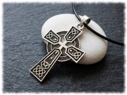 Pendentif Croix celtique avec nœuds en métal argenté sur collier cordon noir, bijou celte unisexe