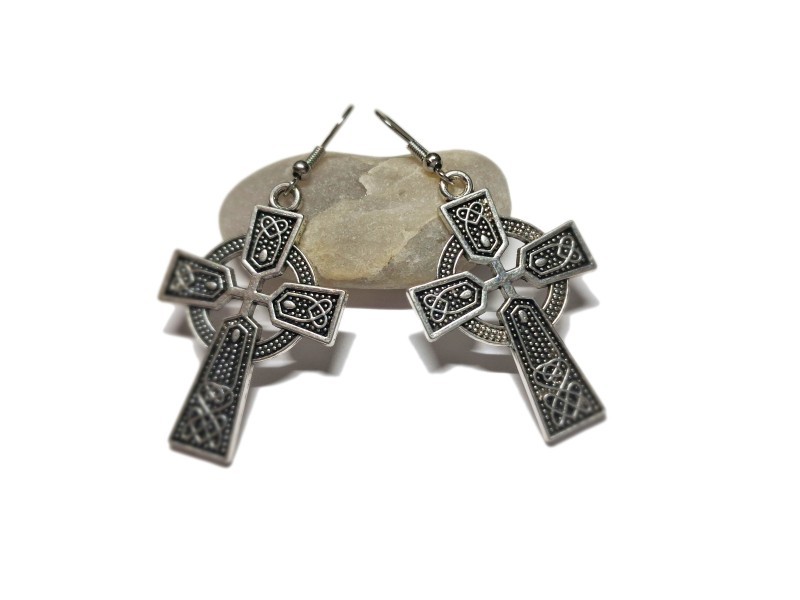 Boucles d'oreilles crochets, pendentifs Croix celtique avec nœuds, métal argenté, bijou celte par La Blanche Hermine