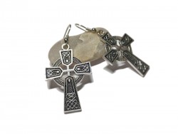 Croix celtique avec nœuds en métal argenté sur boucles d'oreilles pendantes sur crochets, bijou irlandais pour femme
