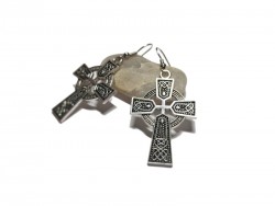 Croix celtique avec nœuds, bijou celte, un  bijou identitaire pour femme, boucles d'oreilles pendantes et pendentif argenté