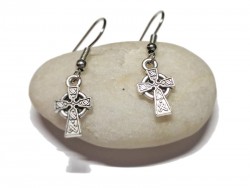 Boucles d'oreilles crochets, pendentifs Mini Croix celtique, alliage argenté, bijou celte par La Blanche Hermine