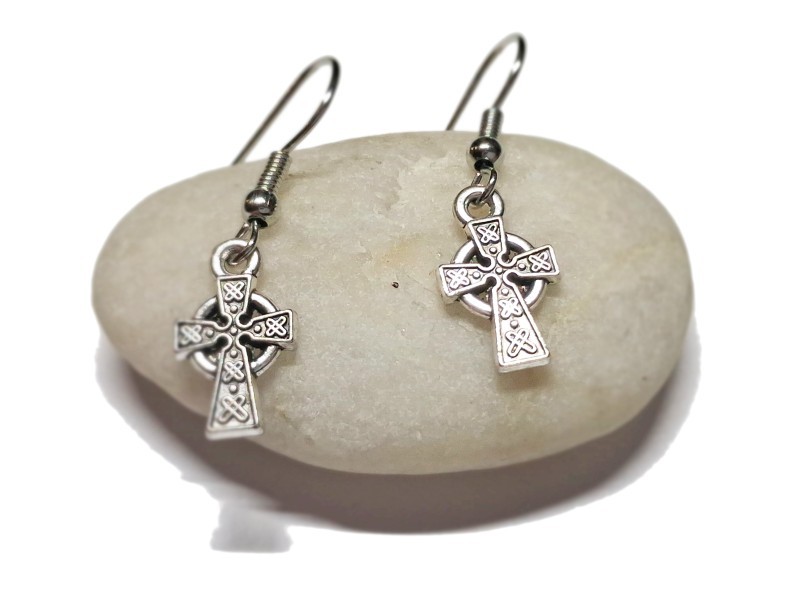 Boucles d'oreilles crochets, pendentifs Mini Croix celtique, alliage argenté, bijou celte par La Blanche Hermine