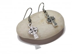 Mini Croix celtique en métal argenté sur boucles d'oreilles pendantes avec crochets, bijou irlandais pour femme