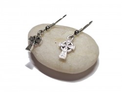 Mini Croix celtique, bijou celte, un bijou identitaire pour femme, boucles d'oreilles pendantes et pendentif argenté