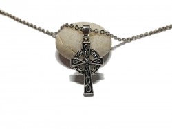Collier petite chaîne, pendentif Croix celtique tressée, métal argenté, bijou celte par La Blanche Hermine
