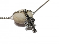 Croix celtique au motif tressé en métal argenté sur collier petite chaîne, bijou irlandais pour femme