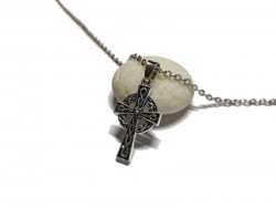 Croix celtique tressée, bijou celte, un bijou identitaire pour femme, collier petite chaîne et pendentif argenté