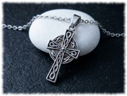 Pendentif Croix celtique au motif tressé en alliage argenté sur collier petite chaîne, bijou celte pour femme