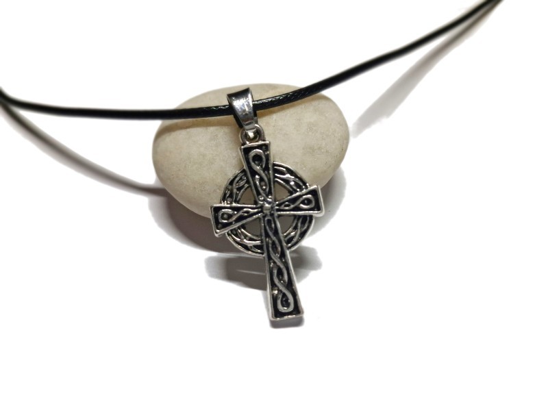 Collier cordon noir, pendentif Croix celtique tressée, métal argenté, bijou celte par La Blanche Hermine