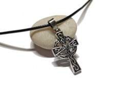 Croix celtique au motif tressé en métal argenté sur collier cordon noir, bijou celte irlandais unisexe