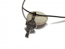 Croix celtique tressée, bijou celte, un bijou identitaire unisexe, collier cordon noir et pendentif argenté