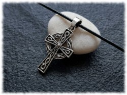 Pendentif Croix celtique au motif tressé en alliage argenté sur collier cordon noir, bijou celte unisexe