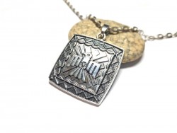 Bijou au pendentif carré style amérindien navajo, aigle protecteur avec son collier grosse chaîne masculine
