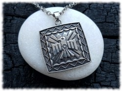 Pendentif Oiseau-Tonnerre en alliage argenté monté sur collier en acier inox, une amulette amérindienne