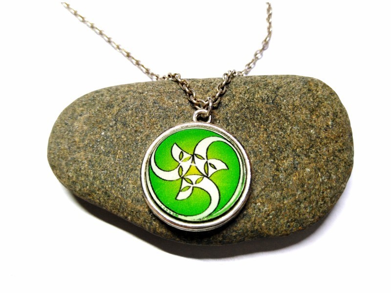 Collier argent, pendentif argent spirale celtique Lindisfarne blanc sur vert