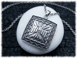 Bijou argenté avec pendentif carré à l'aigle totem de style natif amérindien et sa longue chaîne