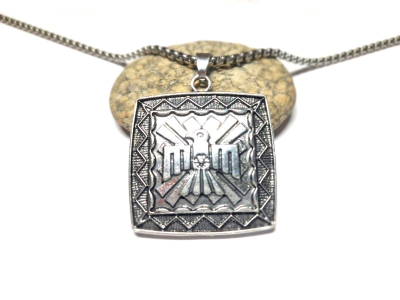 Collier acier inoxydable, pendentif Oiseau-Tonnerre, métal argenté, bijou amérindien et ethnique chic