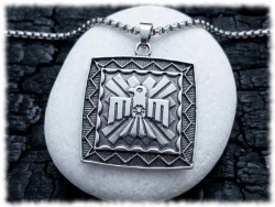 Bijou argenté avec pendentif carré à l'aigle totem de style natif amérindien et sa chaîne inox
