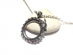 Pendentif inox Ouroboros à tête de dragon monté en sautoir grosse chaîne, bijou symbole d'éternité et de transformation