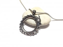 Pendentif inox Ouroboros à tête de dragon monté en sautoir longue chaîne, bijou symbole d'éternité et de transformation