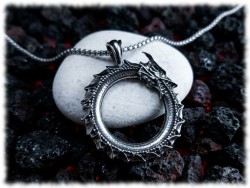 Bijou au pendentif hermétique Ouroboros à tête de dragon avec son collier longue chaîne pour cosplay d'alchimiste