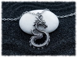 Dragon oriental en pendentif acier inox argenté sur collier chaîne, amulette orientale d'énergie et de protection