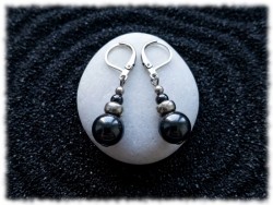 Hématite en boucles d'oreilles dormeuses argentées, bijou artisanal lithothérapie de protection et de confiance en soi