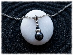Hématite en pendentif argenté sur collier petite chaîne, bijou artisanal lithothérapie de protection et de confiance en soi