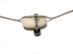 Collier petite chaîne argentée, pendentif Perle d'Hématite, bijou artisanal lithothérapie par La Blanche Hermine