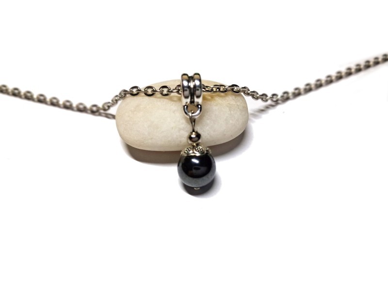 Collier petite chaîne argentée, pendentif Perle d'Hématite, bijou artisanal lithothérapie par La Blanche Hermine