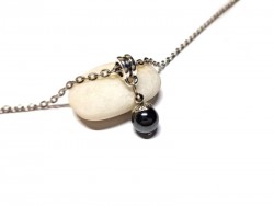 Hématite montée en pendentif argenté sur un collier, bijou artisanal aux vertus pour la lithothérapie