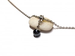 Pendentif Perle d'Hématite sur collier petite chaîne argentée, pierre fine d'ancrage et de protection