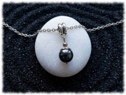 Perle d'Hématite en pendentif sur chaîne argentée, bijou lithothérapie pour la confiance en soi et la volonté