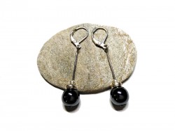 Boucles d'oreilles dormeuses argent Hématite minimaliste, bijou lithothérapie artisanal par La Blanche Hermine