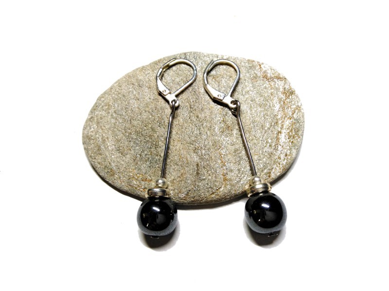 Boucles d'oreilles dormeuses argent Hématite minimaliste, bijou lithothérapie artisanal par La Blanche Hermine