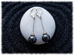 Perles d'Hématite en boucles d'oreilles pendantes sur dormeuses, bijou aux vertus d'ancrage et de protection