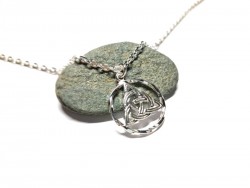 Pendentif Nœud de la trinité argenté monté sur un collier petite chaîne, bijou paganisme Wicca et de la Triple Déesse