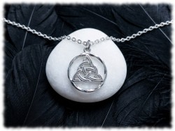 Nœud de la trinité argenté en collier petite chaîne, le Pouvoir des Trois des sœurs Halliwell de Charmed
