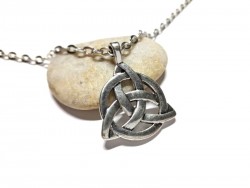 Nœud de la Trinité, pendentif argenté sur sautoir chaîne, bijou graphique et ethnique chic pour stacking de colliers