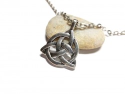 Pendentif Pouvoir des Trois métal argenté sur collier grosse chaîne, bijou du Livre des ombres de la série Charmed