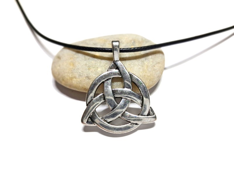 Collier cordon noir, pendentif Nœud de la Trinité, métal argenté, bijou celtique et paganisme par La Blanche Hermine