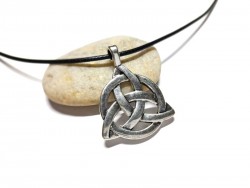 Nœud de la Trinité, pendentif argenté sur cordon noir, bijou graphique et ethnique chic pour stacking de colliers