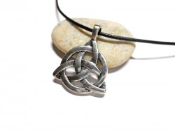 Pendentif Pouvoir des Trois métal argenté sur collier cordon noir, bijou du Livre des ombres de la série Charmed