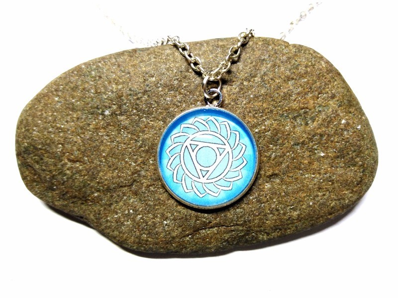 Collier argent, pendentif argent Chakra Vishuddha blanc sur bleu clair