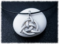 Cordon noir et triquetra solaire en pendentif alliage argenté, bijou néopaganisme Wicca et ésotérique