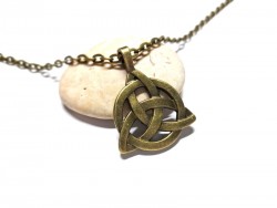 Nœud de la Trinité, pendentif bronze sur sautoir chaîne, bijou graphique et ethnique chic pour stacking de colliers