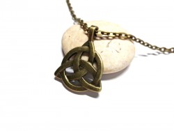 Pendentif Pouvoir des Trois métal bronze sur collier grosse chaîne, bijou du Livre des ombres de la série Charmed