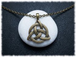 Sautoir grosse chaîne et triquetra solaire en pendentif alliage bronze, bijou néopaganisme Wicca et ésotérique