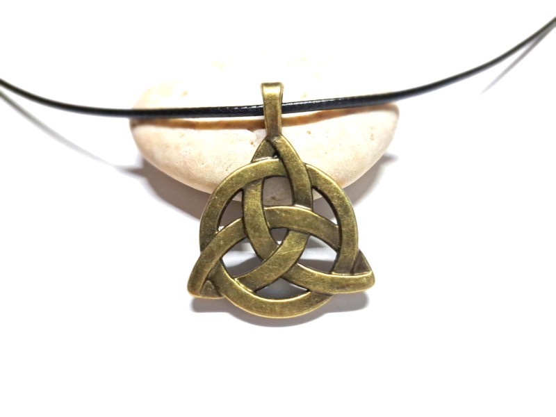Collier cordon noir, pendentif Nœud de la Trinité, métal bronze, bijou celtique et paganisme par La Blanche Hermine